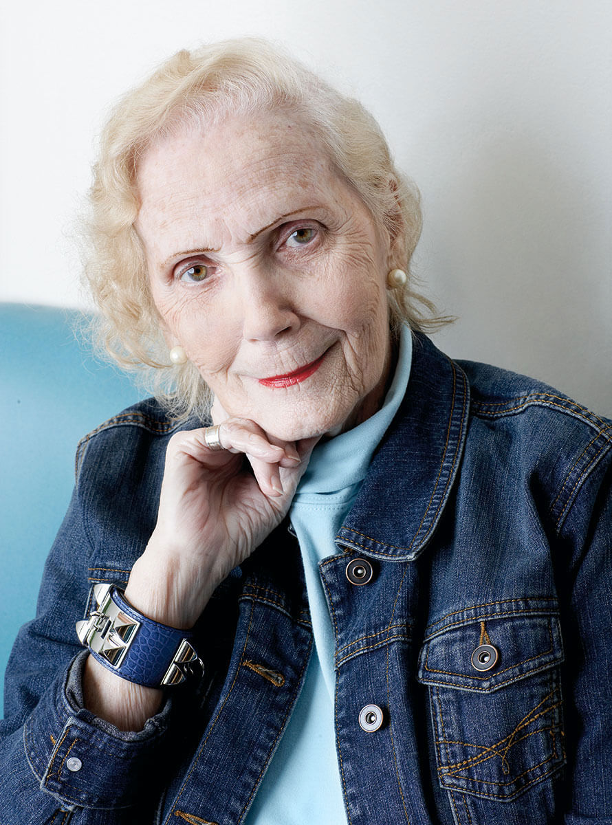 retrato de abuela con pulsera de cuero de Louis Vuitton