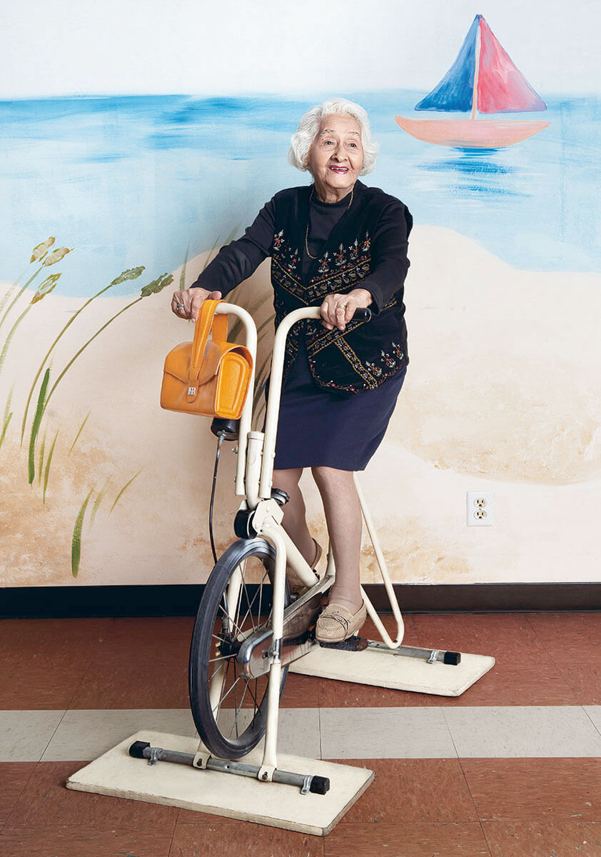 fotografía de abuelos, Isabelita de paseo en la bicicleta estática