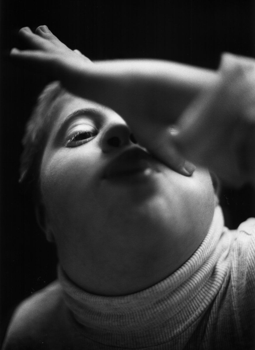 Retrato fotográfico en blanco y negro de niño con síndrome de down por Sara Zorraquino para Vogue niños