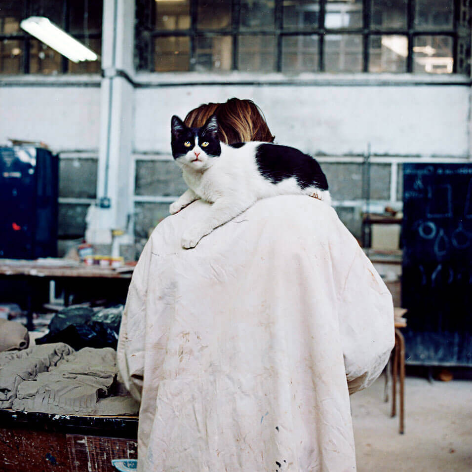 Retrato espalda con gato, reportaje fotográfico la ciudad de los muchachos