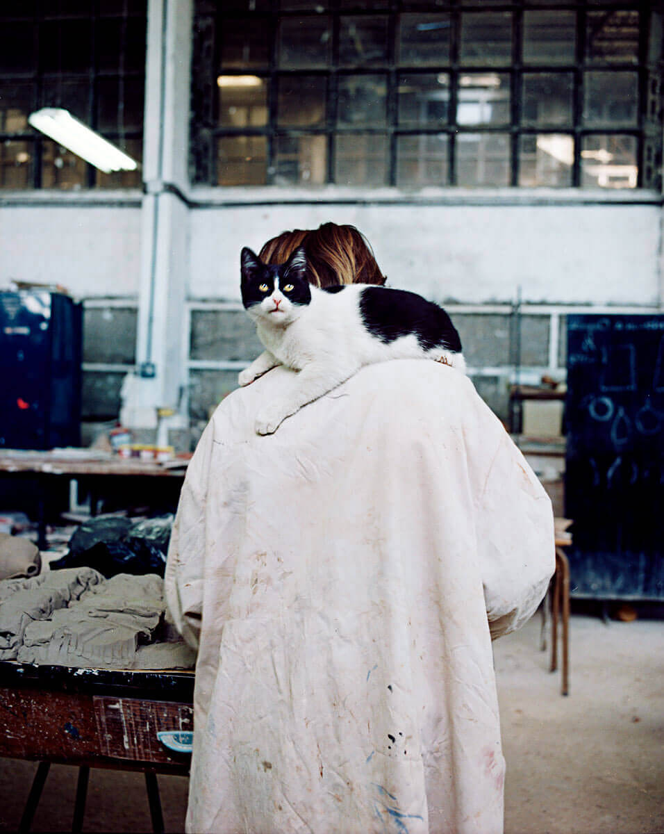 Retrato espalda con gato, reportaje fotográfico la ciudad de los muchachos