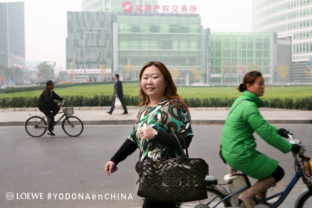 Reportaje de contenido de marac. Bolsos de Loewe en china para Yodona por el fotógrafo Pedro Vikingo