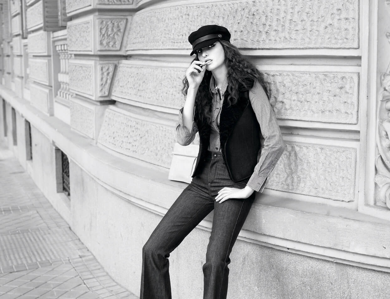Moda al estilo documental. fotografia en blanco y negro de modelo en la calle.Sara Zorraquino