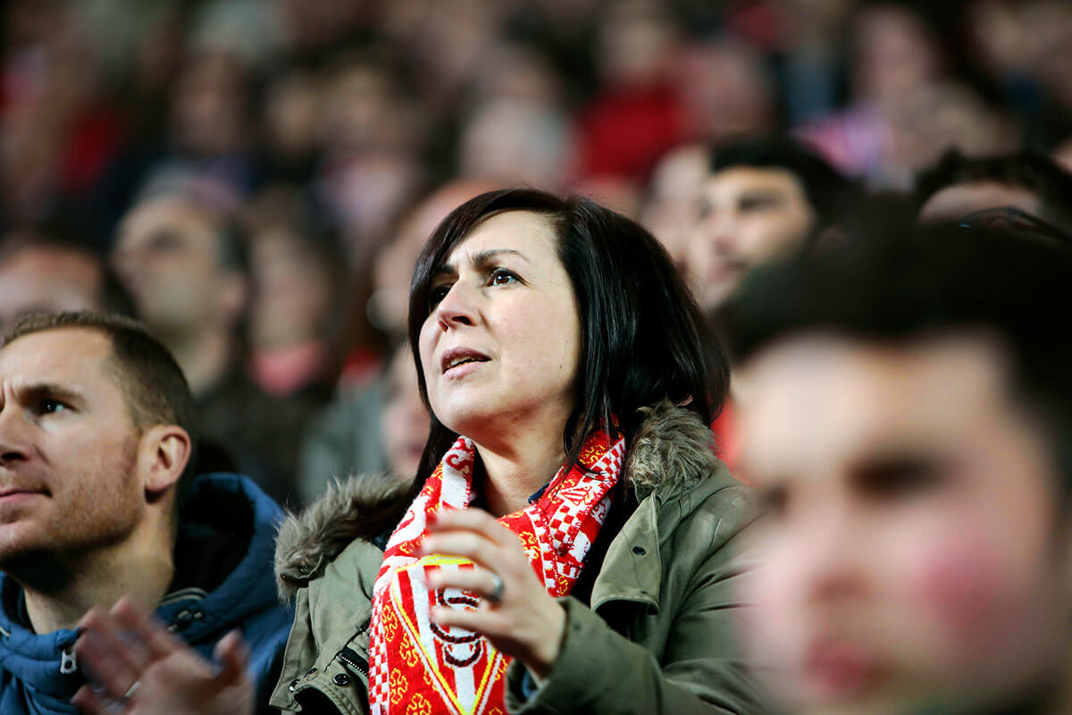 Retrato de mujer inquieta disfrutando partido de la liga de fútbol. Foto. Pedro Vikingo