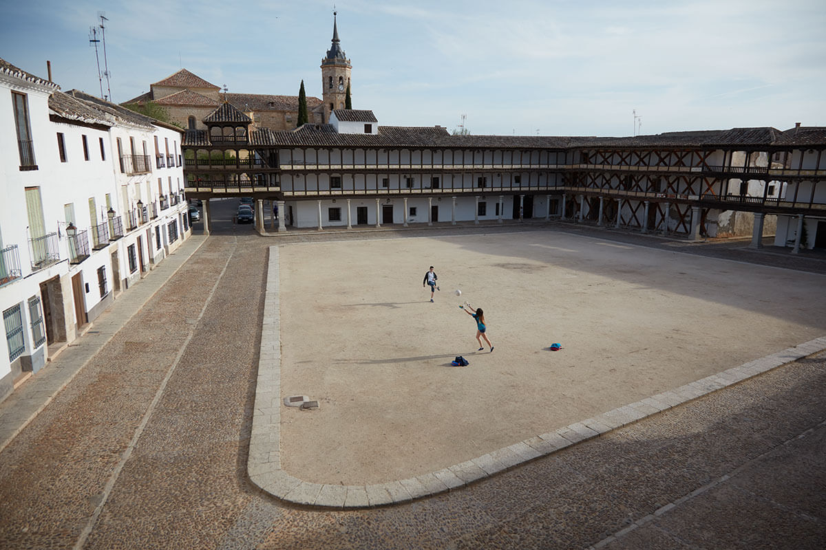 Fotografía de gente jugando al futbol en la plaza sin portería. Feportaje fotográfico de Pedro Vikingo