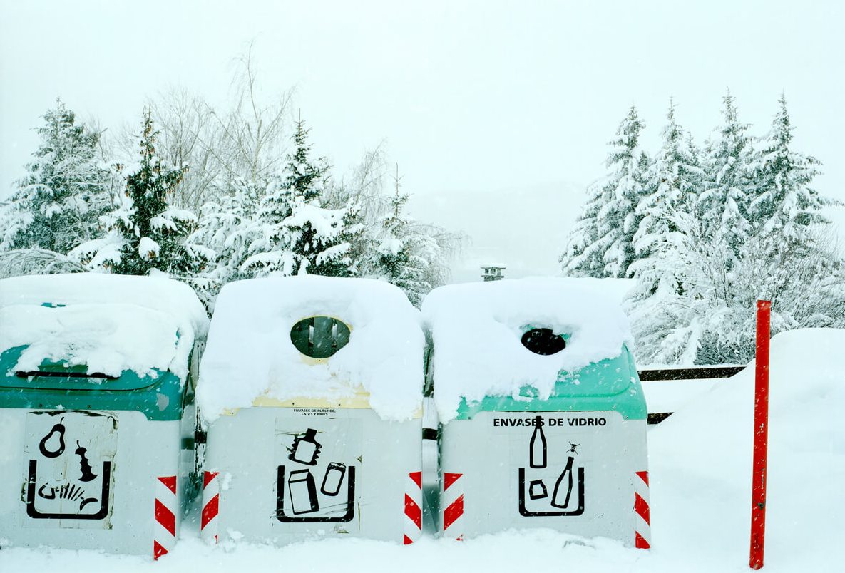 Contenedores reciclaje en paisaje . fotografia de autor de Pedro Vikingo