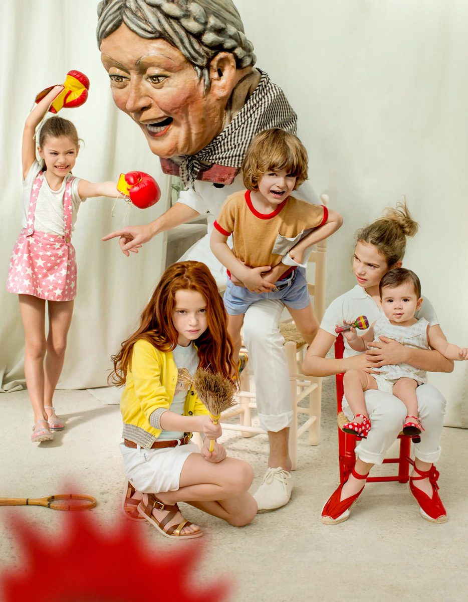 foto de moda de grupo de niños jugando con un cabezudo