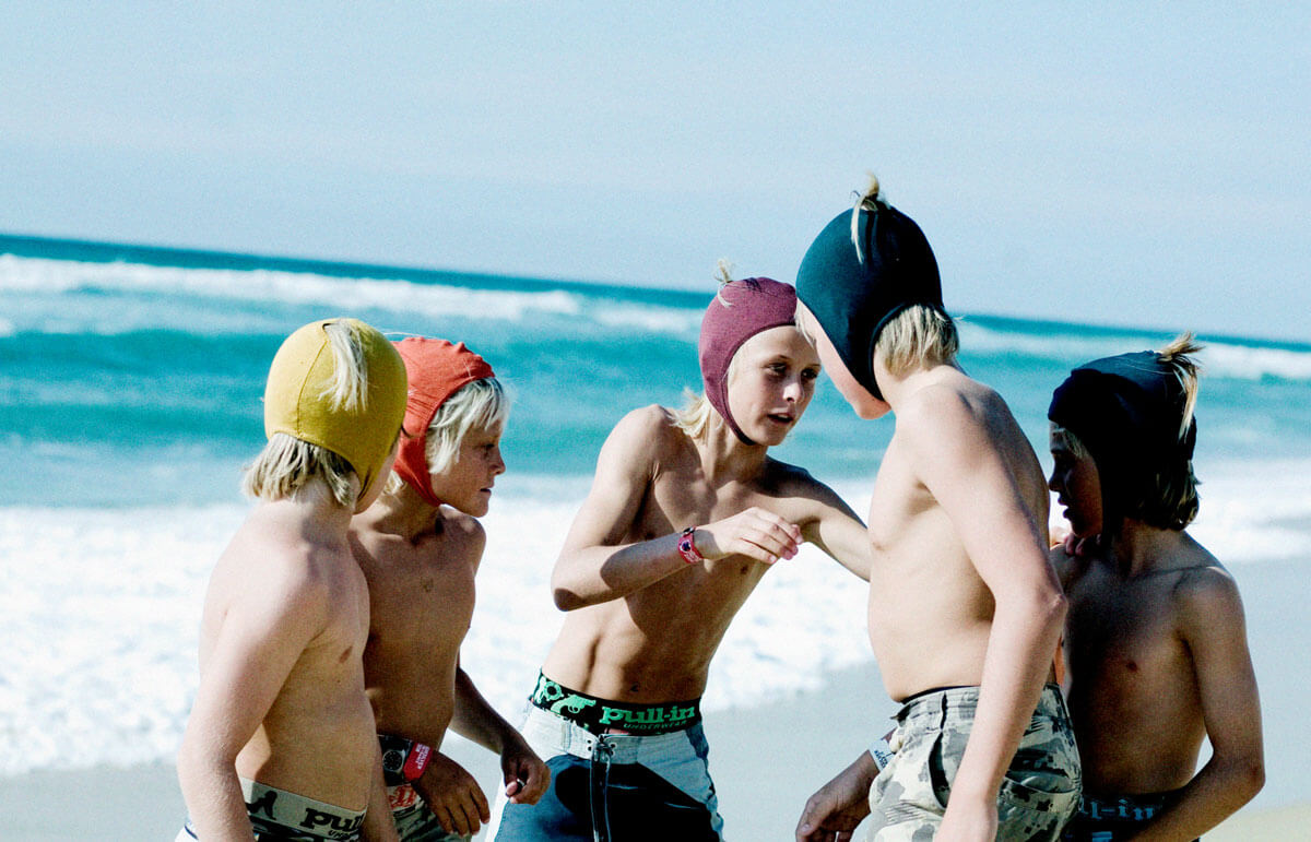 niños surferos en la playa . Fotografía de Pedro Vikingo