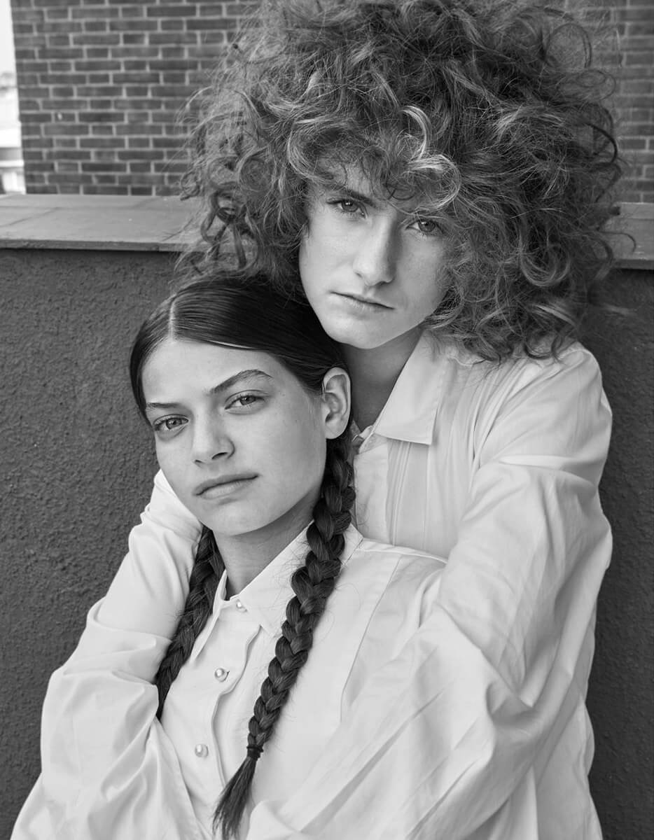 Retrato familiar en blanco y negro por Sara Zorraquino, fotógrafa de moda en Madrid